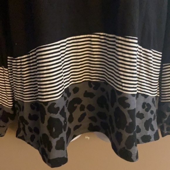 𝅺honeyme Long sleeve v neck with animal print - Picture 2 of 6